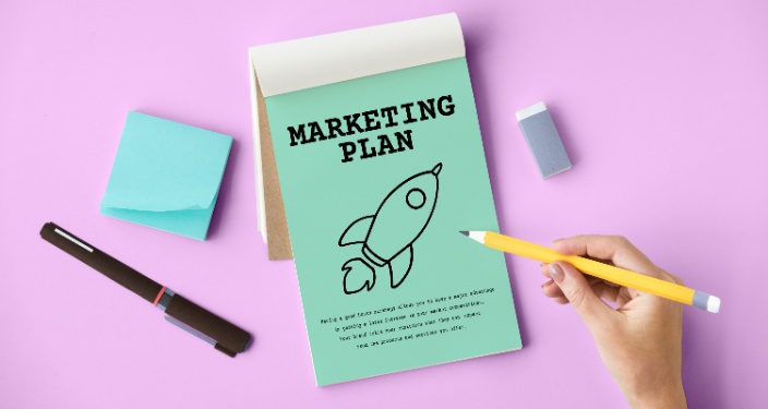Caiet în care scrie 'plan de marketing'